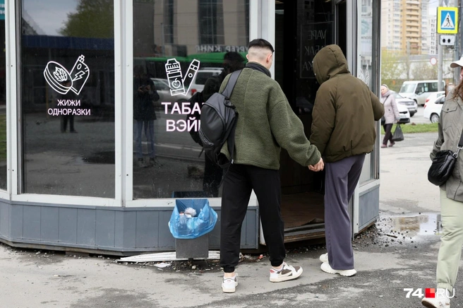 Покупатели тоже выглядят весьма молодо | Источник: Наталья Лапцевич