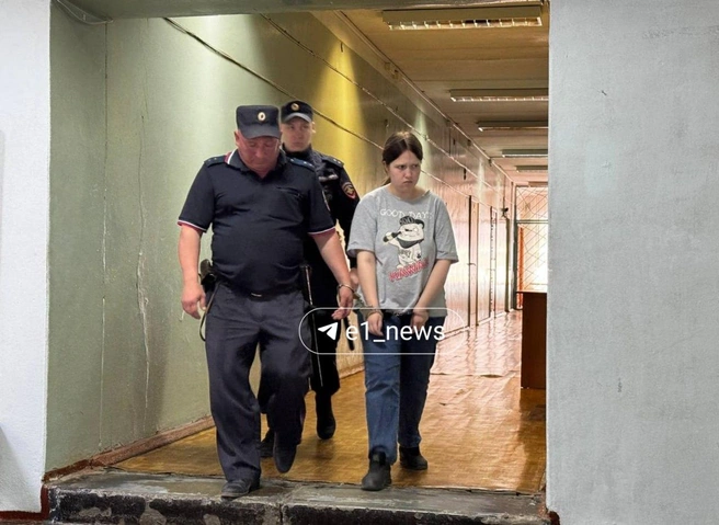 Сама Анастасия будто в прострации и до конца не осознает реальность. Она выглядит потерянной, молчит и смотрит в пол | Источник: Дарья Манохина / E1.RU