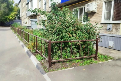На Лихачёва установили МАФы и высадили деревья