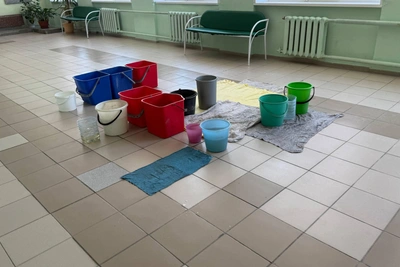 В Екатеринбурге затопило престижную гимназию из-за протечки крыши