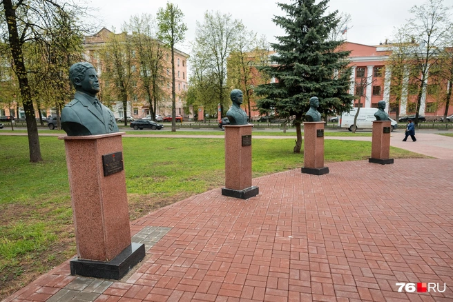 Рядом бюсты Л.&nbsp;А.&nbsp;Сергееву, И.&nbsp;Е.&nbsp;Серову, А.&nbsp;А.&nbsp;Селезнёву и С.&nbsp;В.&nbsp;Сниткину | Источник: Александр Куренной / 76.RU