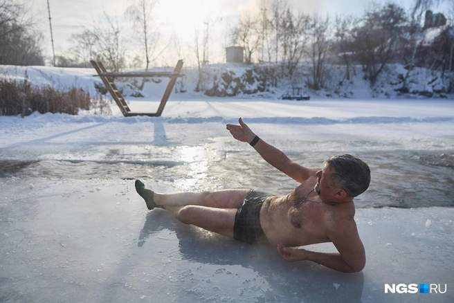 Чтобы без проблем войти в ледяную воду, моржи захватили с собой лестницу | Источник: Александр Ощепков / NGS.RU