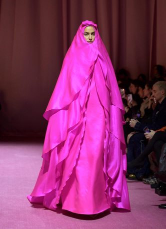 Ирина Шейк в ярко-розовом платье-коконе. Очень необычно — видны только глаза