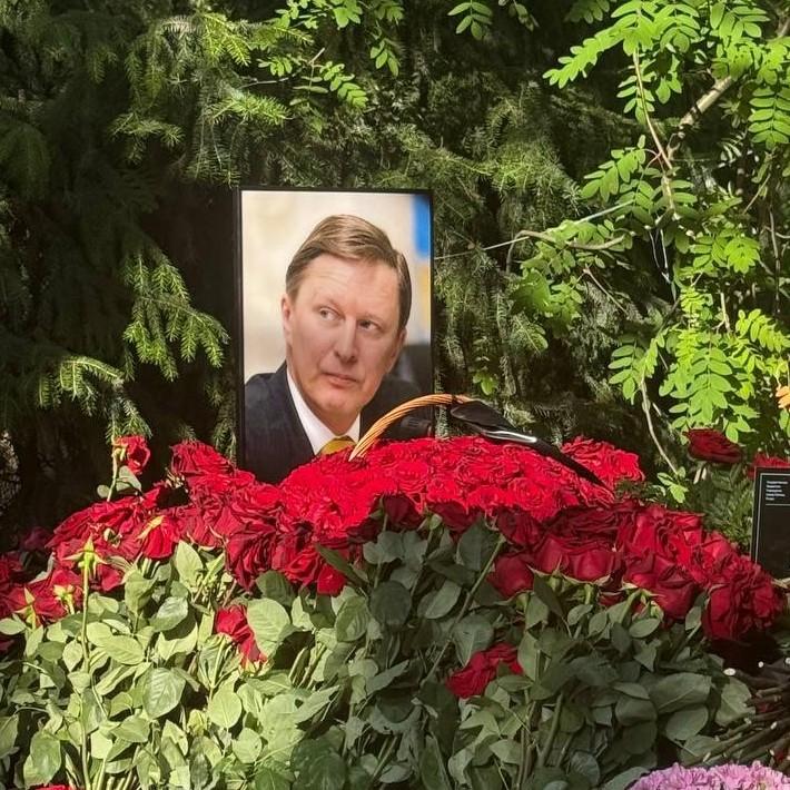 Венки от любимой жены и президента: могила Сергея Иванова, которого похоронили рядом с сыном