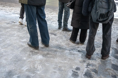 Лёд во Владивостоке обещают убрать за два дня