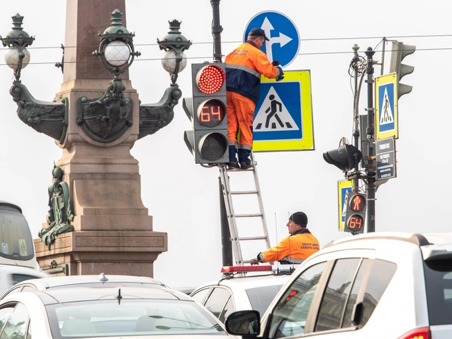 Светофорный ГОСТ разделил потоки в Петербурге | Источник: Михаил Огнев / FONTANKA.RU