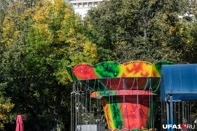 Цвета с аттракциона перекочевали на деревья | Источник: Булат Салихов / UFA1.RU