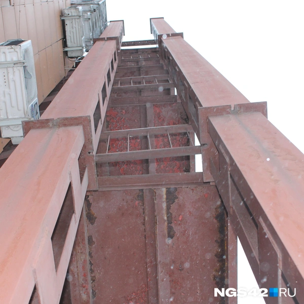 Пожарная лестница понемногу тоже ветшает | Источник: Елена Гуськова / NGS42.RU