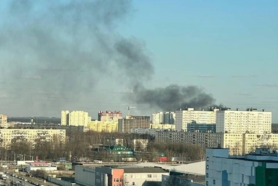 Пожары вызвали черный дым в Невском районе Петербурга