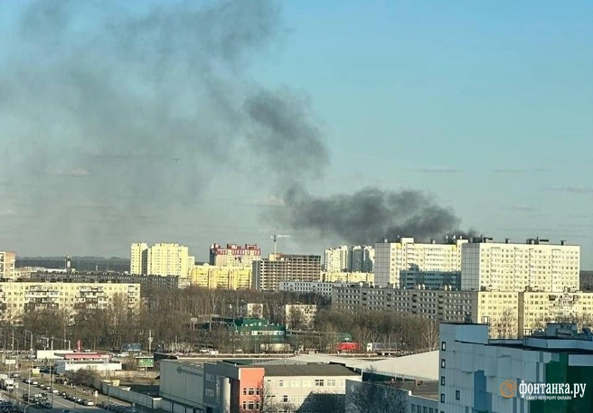 Дым заметили в Невском районе Петербурга в шестом часу вечера. | Источник: читатель «Фонтанки»