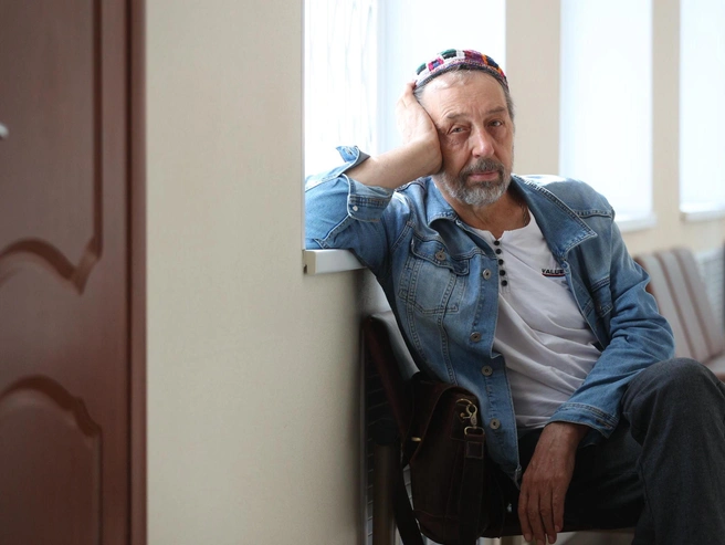 Ещё один снимок из суда, где Коляда выступал свидетелем по делу артиста его театра Олега Ягодина обвиняемого в дискредитации Вооружённых Сил РФ. | Источник: Владислав Лоншаков / E1.RU