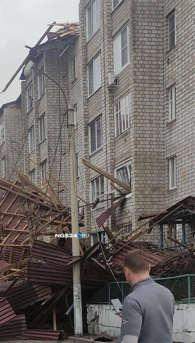 На балконе Елены обломки разбили окна, а у соседней&nbsp;— балка пошла внутрь | Источник: Читатель NGS24.RU