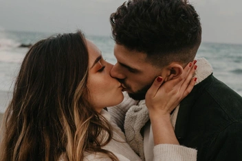 «Бросаю мужчин первая»: почему вы уходите из отношений и что делать с избегающим типом привязанности