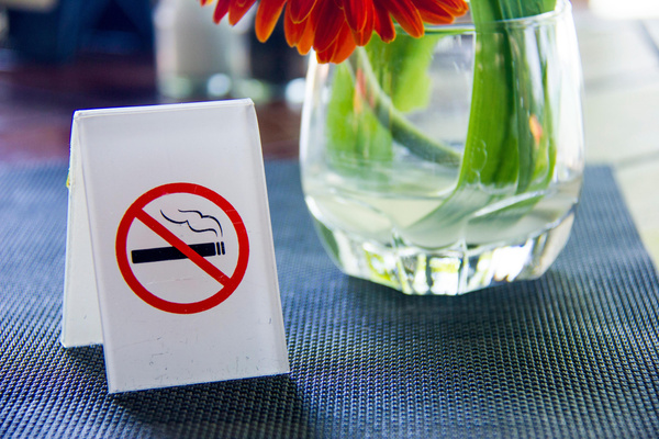 Штраф до $300: в популярной у россиян стране запретили курение в парках и на пляжах. Угадайте, где именно