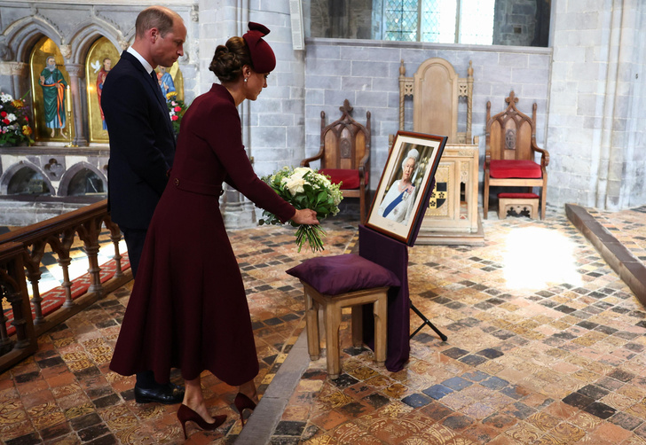Скромно, но со вкусом: Кейт Миддлтон и принц Уильям посетили службу в честь годовщины смерти королевы Елизаветы II