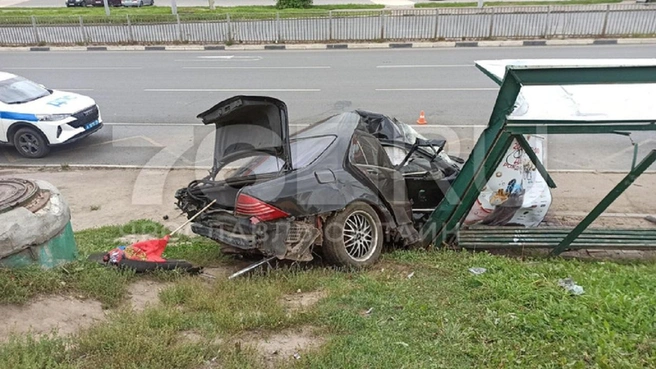Автомобиль въехал в остановку с людьми | Источник: читатель 76.RU Валерий