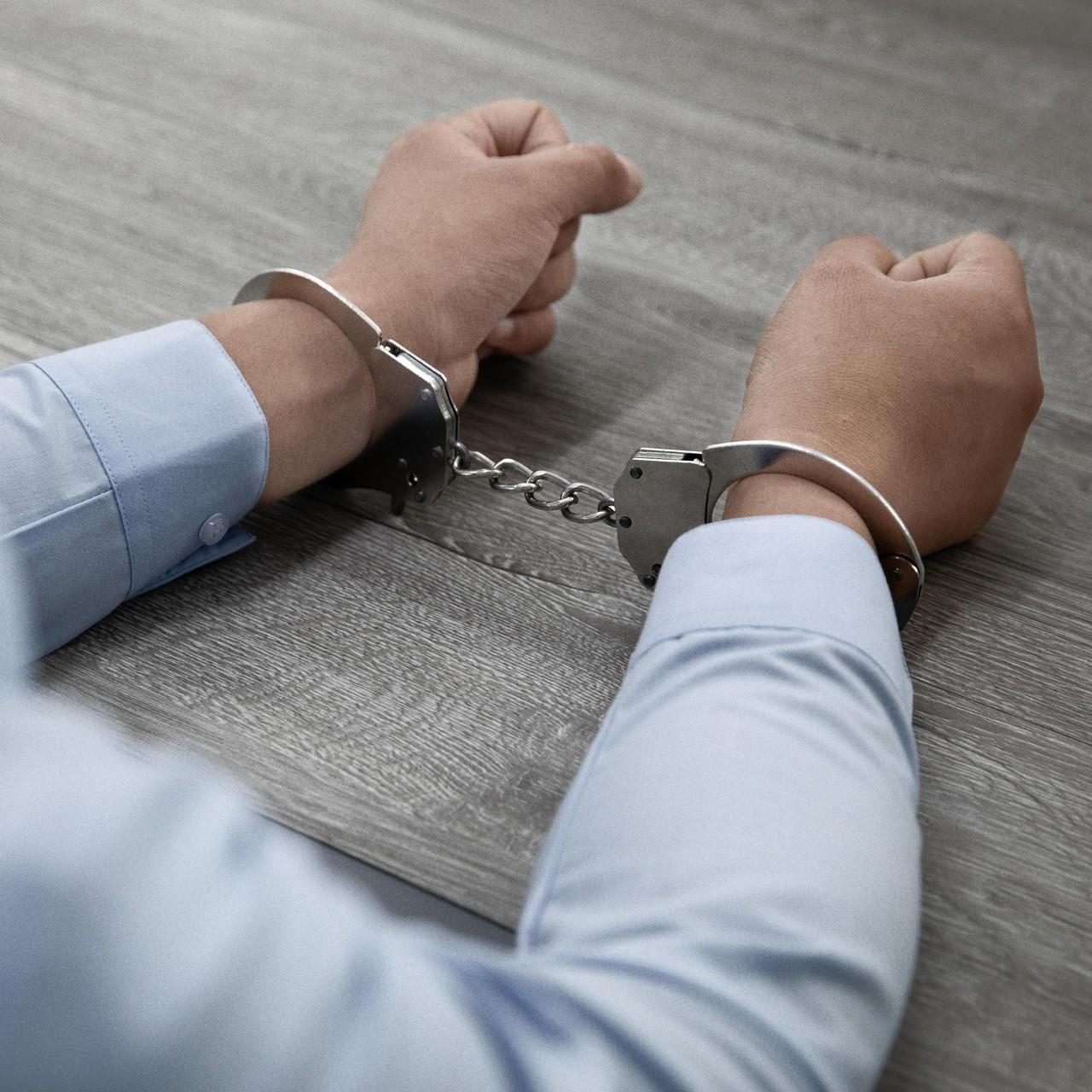 «Бежала с грудным малышом»: в Башкирии голый сын начальницы ломился к соседям с ножом и устроил пожар в квартире — жуткие фото