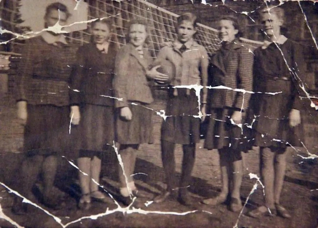 1940-е годы. Ленинград. Чемпионат города по волейболу среди девочек. Нина Познанская в центре с мячом | Источник: Личный архив
