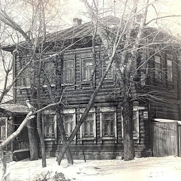 А так выглядел один из доходных домов на улице Асенкритовской (сегодня&nbsp;— Чаплыгина) | Источник: форум «Новосибирск в фотозакадках»