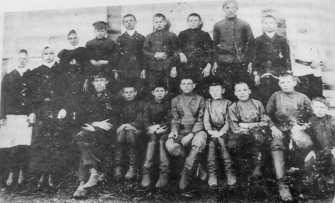 1912 год. На фото предположительно ученики Любино-Малоросского министерского училища | Источник: «Исторические очерки становления и развития Любино-Малоросской школы» / авторы-составители: Валентина Стасевич, Михаил Горланов, Лилия Гехт