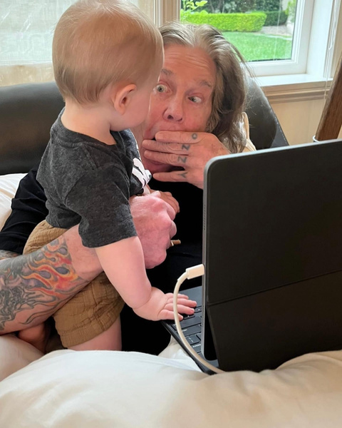 Милота дня: Оззи Осборн нянчится с внуком после перенесенной операции на позвоночнике
