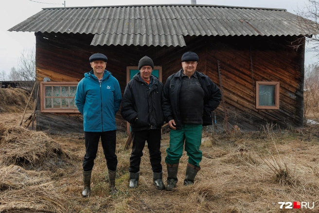 Мужчины в этой деревне часто улыбаются | Источник: Ирина Шарова / 72.RU
