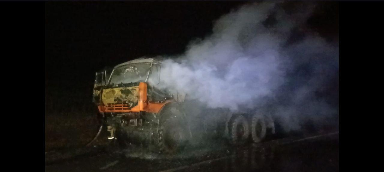 КАМАЗ загорелся на рассвете под Самарой