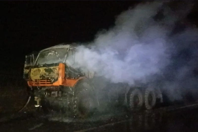 КАМАЗ загорелся на рассвете под Самарой