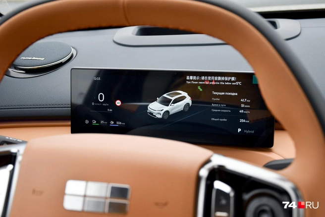 Панель приборов в виде отдельного экранчика с хорошей графикой. Есть также проекционный дисплей. А вот лимиты скорости машина определяет с вероятностью 50:50 | Источник: Артем Краснов