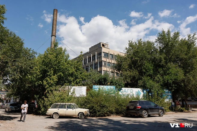 Понять, что здание принадлежит бывшему таксопарку, можно не сразу | Источник: Алексей Волхонский / V1.RU