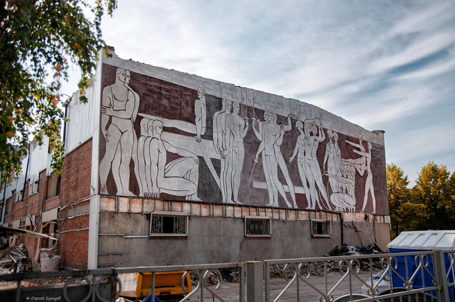 «Геолог» славился своим панно. Его хотели сохранить, но попытка не увенчалась успехом | Источник: Сергей Бушуев / Vk.com