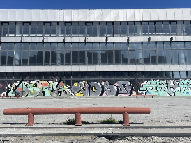 Здание когда-то главного универмага города опустело в феврале. Фасад уже успели расписать граффити | Источник: Александр Ощепков / NGS.RU