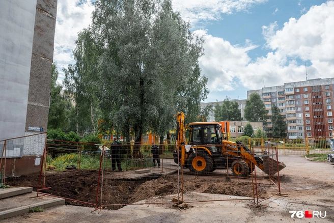 Похоже, тут идут работы на сетях. В Брагине вот-вот надолго отключат горячую воду  | Источник: Александр Куренной / 76.RU