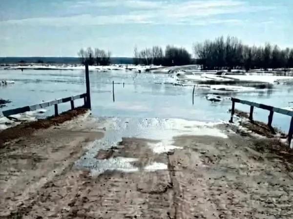 В Зауралье из-за весеннего половодья перекрыли дорогу еще в двух муниципальных округах