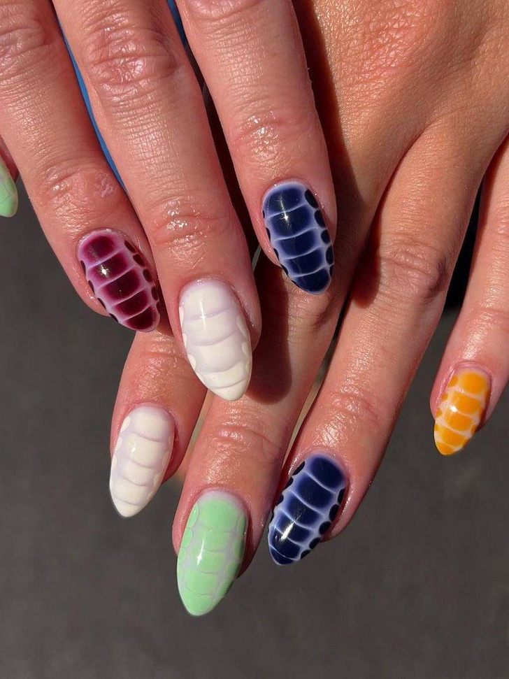 Змеи на ногтях: Рита Ора показала стильный и необычный дизайн ногтей на осень 2023