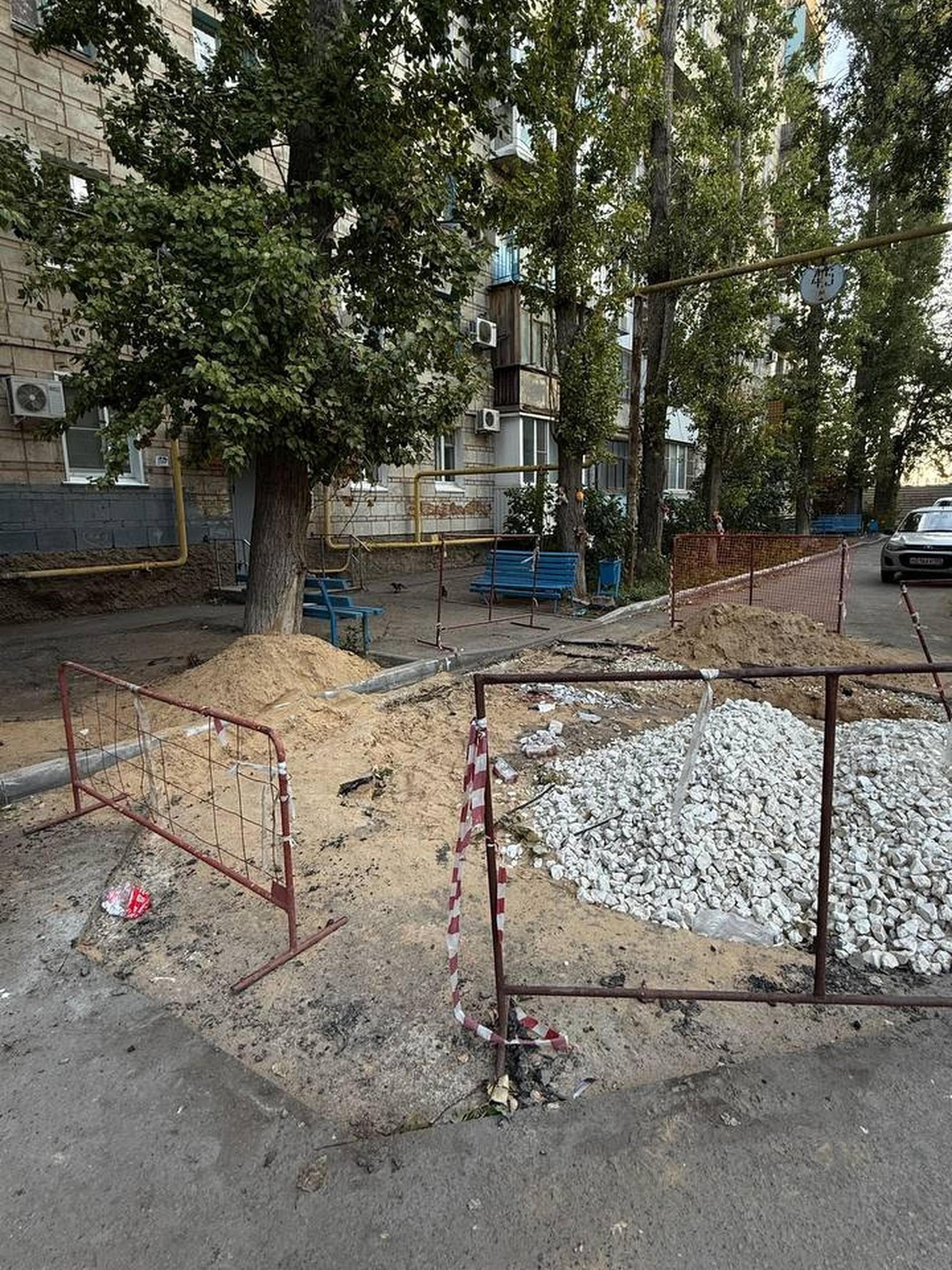 Пока что яму просто посыпали щебнем и гравием | Источник: читатели V1.RU