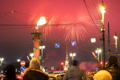 Праздничный салют на Неве в День снятия блокады