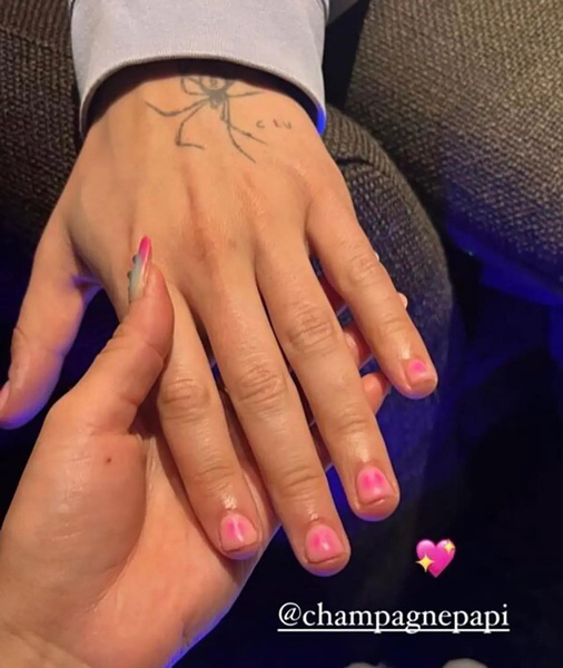 Могут ли мужчины красить ногти в розовый? У Дрейка есть лучший ответ