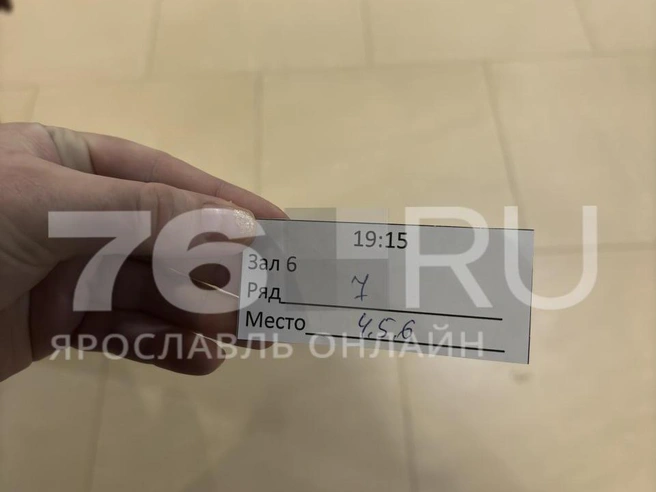 Бумажные билеты с рукописными номерами не помогли навести порядок в рассадке. | Источник: читатель 76.RU