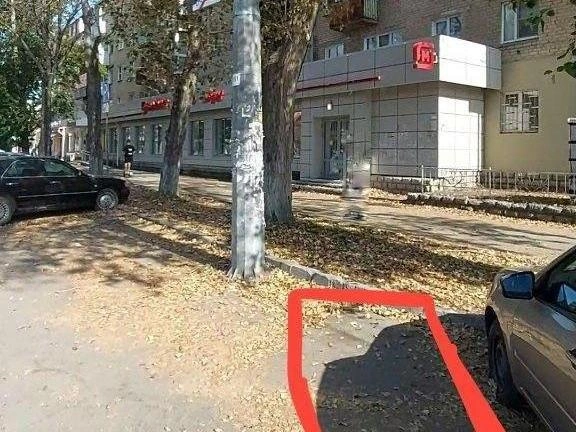 Красным контуром обозначено место стоянки. Глазомер водителя подвел | Источник: читатель 74.RU