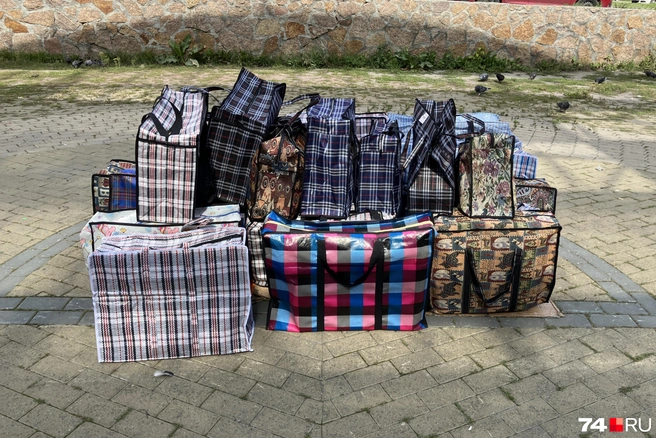 Перед входом продают клетчатые пластиковые сумки&nbsp;— настоящий привет из эпохи рынков и челноков 90-х | Источник: Игорь Титов