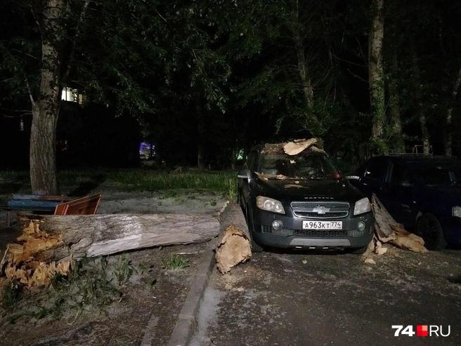 У внедорожника Chevrolet пострадал весь кузов и лобовое стекло | Источник: читатель 74.RU