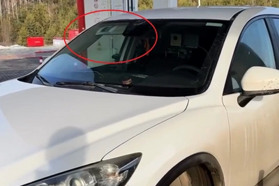 Уральский водитель обнаружил скрытую камеру в чужом авто