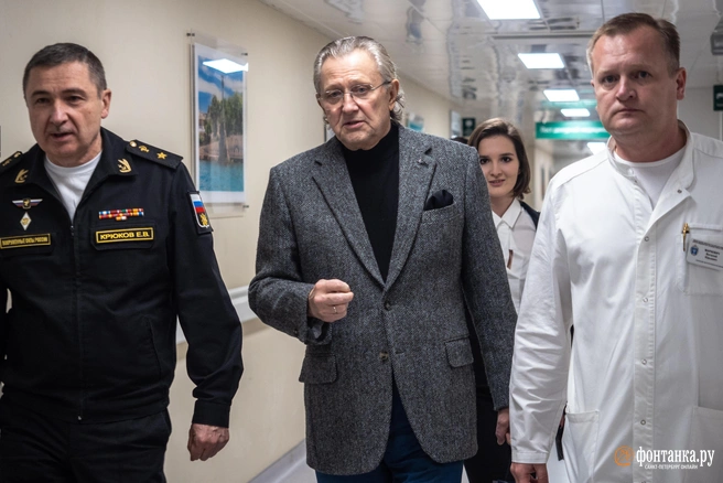 Илья Трабер — посередине | Источник: Михаил Огнев / FONTANKA.RU