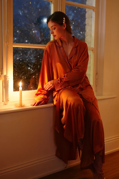 новогодний наряд 2026, что надеть на новый год 2026, какую одежду надеть на новый год 2026, какие цвета надевать на новый год 2026, новогодние образы 2026, Новый год 2026, Новый год 2026 какие цвета | Источник: theDay/higgsfield