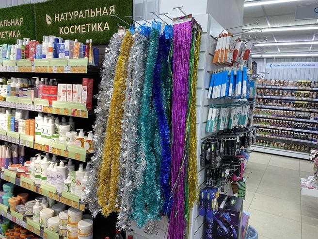 Мишура подойдет как для украшения елки так и любой части дома | Источник: Ирина Господаренко / NGS22.RU