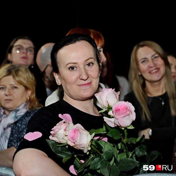 А эта девушка пришла с нежными бело-розовыми розами | Источник: Ирина Тропина / 59.RU