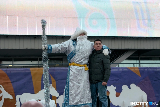 На сцену вышел бурятский Дед Мороз — Сагаан Убугун (Белый старец). Он рассказал, что человек может жить счастливо только тогда, когда знает и ценит свои корни, обычаи и традиции | Источник: Даниил Конин / «ИрСити»
