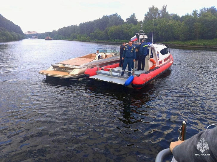 На месте работают сотрудники МЧС