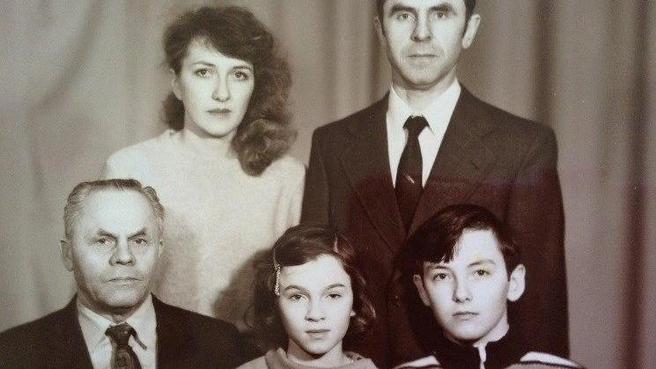 Алена в детстве с семьей | Источник: Алена Кузнецова / Vk.com